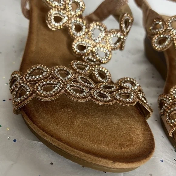 Woman’s Sandals - Picture 4 of 16